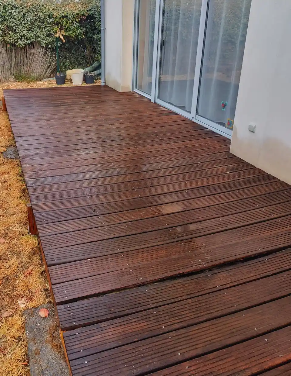 Terrasse en pin 6 ans nettoyée puis saturée après nettoyage par La Belle Rosée — Plaisance-du-Touch
