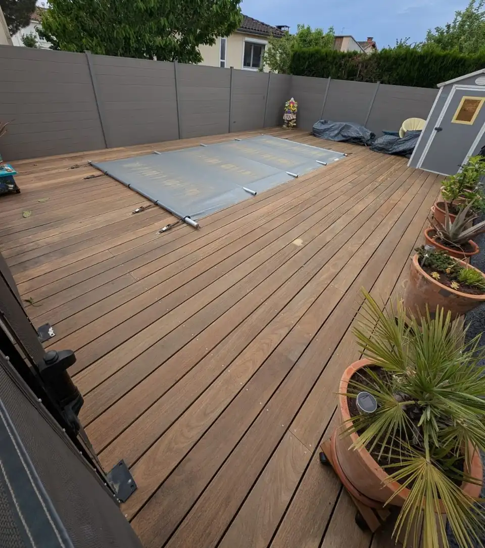 Terrasse en bois exotique – 6 ans sans entretien après nettoyage par La Belle Rosée — L'Union