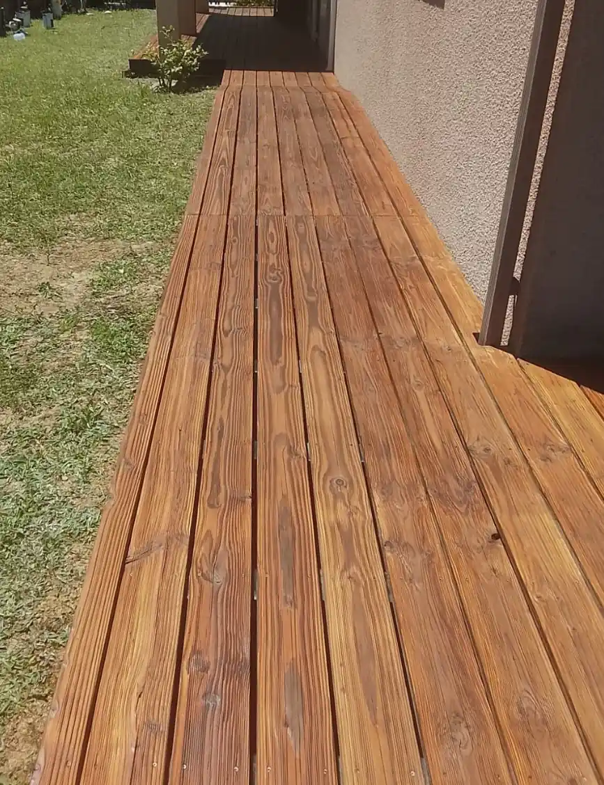 Terrasse en pin 10 ans nettoyée puis saturée après nettoyage par La Belle Rosée — Muret